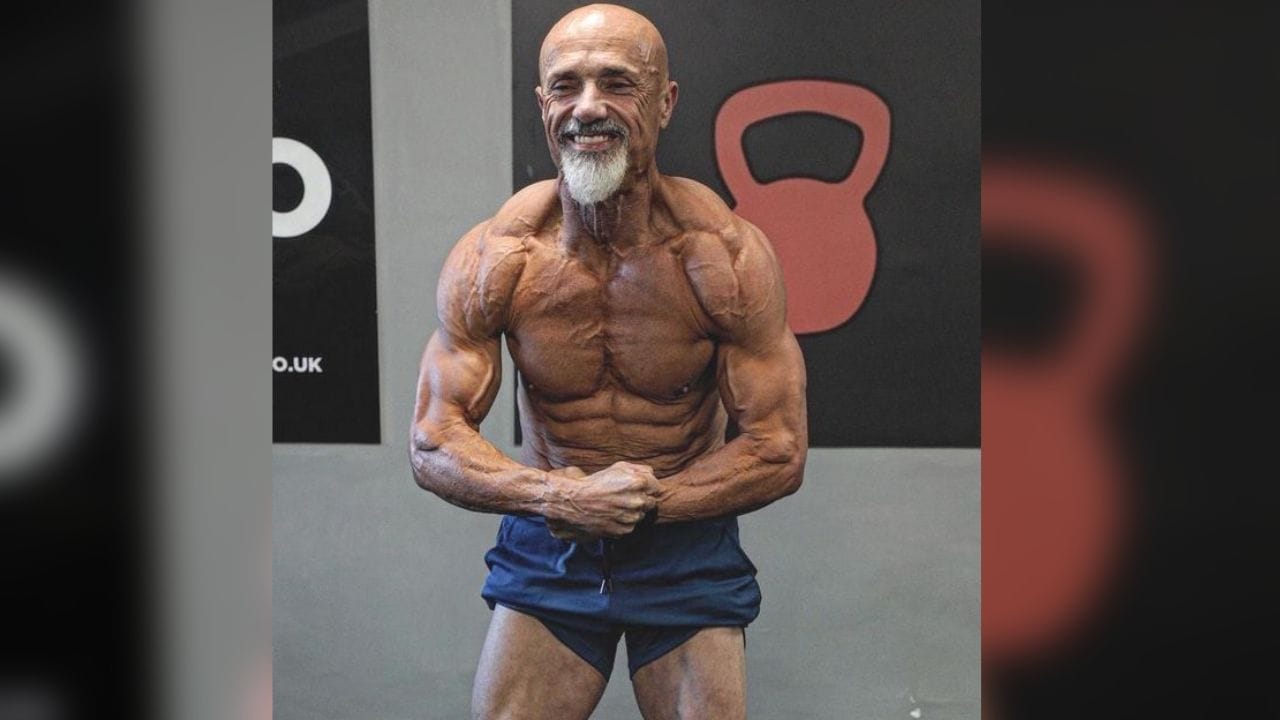 આ દિવસોમાં એક 60 વર્ષીય વ્યક્તિ સોશિયલ મીડિયા પર ઘણી ચર્ચામાં છે. ખરેખર તો ઉંમરના આ તબક્કે પણ આ વ્યક્તિએ પોતાના શરીરને એટલું ફિટ અને મેઇન્ટેન રાખ્યું છે કે જોનારાને પણ ઈર્ષ્યા થઈ જાય છે. બ્રિટનના સ્ટીવ રેમ્સડેને એક વર્ષમાં જ એવા અદ્ભુત મસલ્સ અને સિક્સ પેક એબ્સ બનાવ્યા છે કે જેને જોઈને યુવક પણ શરમાઈ જાય. આ એક્સ્ટ્રીમ બોડી ટ્રાન્સફોર્મેશન માટે સ્ટીવે જીમમાં ઘણો પરસેવો પાડ્યો છે.