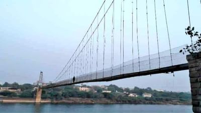 આજે સાંજે મોરબીમાં મચ્છુ નદી પર 140 વર્ષ જૂનો ઝૂલતો પુલ તૂટયો છે. આ પુલનું ખાતમુહૂર્ત વર્ષ 1879માં કરવામાં આવ્યુ હતુ.