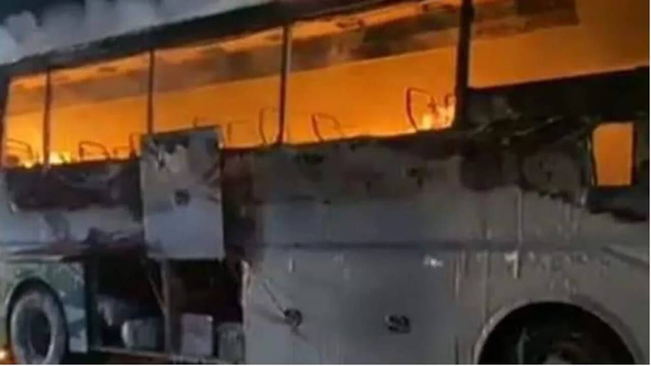 પાકિસ્તાનમાં બસમાં ભીષણ આગ, અકસ્માતમાં 21ના મોત