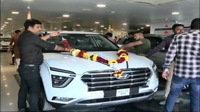 ધનતેરસના દિવસે વાહનોની ખરીદીમાં દેખાઈ તેજી, બે દિવસમાં 150 ગાડીઓની ડિલિવરીનું બુકિંગ ધનતેરસના દિવસે વાહનોની ખરીદીમાં દેખાઈ તેજી, બે દિવસમાં 150 ગાડીઓની ડિલિવરીનું બુકિંગ