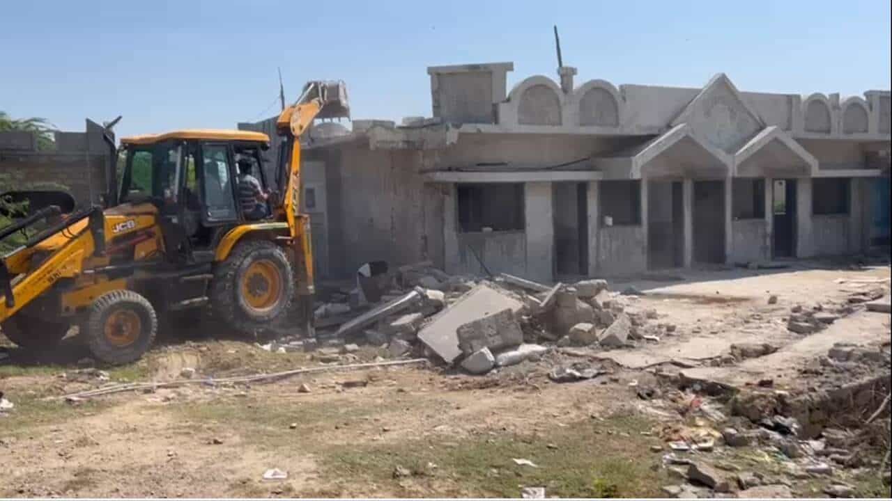 Dwarka: બેટ દ્વારકામાં મોટા પાયે ગેરકાયદે બાંધકામો પર ફર્યું તંત્રનું બુલડોઝર
