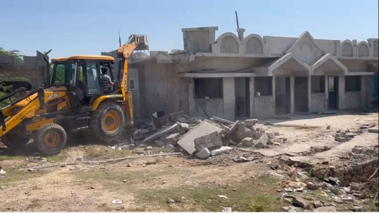 Dwarka: બેટ દ્વારકામાં મોટા પાયે ગેરકાયદે બાંધકામો પર ફર્યું તંત્રનું બુલડોઝર Dwarka: બેટ દ્વારકામાં મોટા પાયે ગેરકાયદે બાંધકામો પર ફર્યું તંત્રનું બુલડોઝર