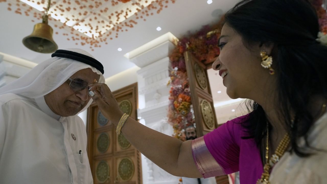 દુબઈમાં ખોલવામાં આવેલા નવા હિન્દુ મંદિરમાં પણ લોકો પહોંચવા લાગ્યા છે. મંગળવારે UAE ના નાગરિકો પણ હિન્દુ મંદિર પહોંચ્યા હતા. આ સાથે મંદિરના ઉદ્ઘાટન સમારોહમાં રાજદ્વારી મિશનના વડાઓ, વિવિધ ધર્મોના નેતાઓ, ઉદ્યોગપતિઓ અને ભારતીય સમુદાયના લોકો સહિત 200 થી વધુ લોકો હાજર રહ્યા હતા.