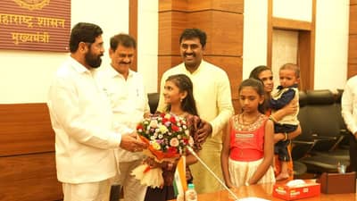 રિક્ષા ચાલકની પુત્રી જ્ઞાનેશ્વરી ગાડગેથી ઈમ્પ્રેસ થયા મહારાષ્ટ્રના સીએમ એકનાથ શિંદે, કહ્યું- હું સામાન્ય માણસ છું..