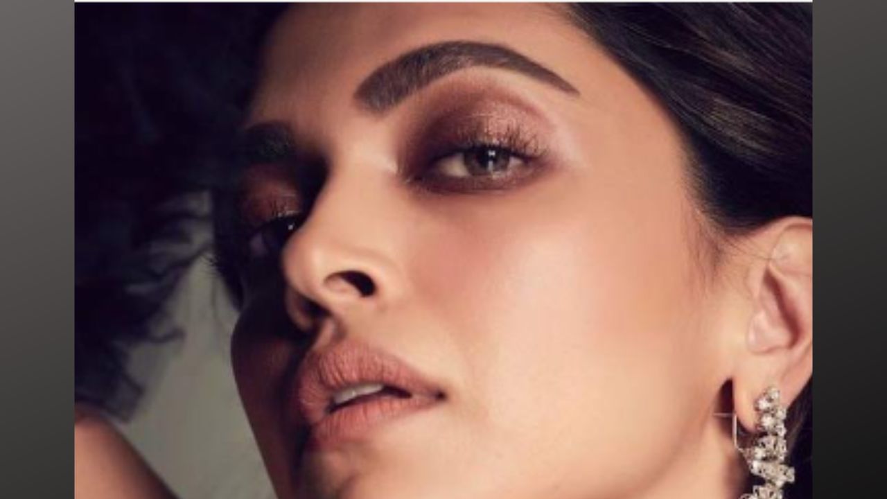 In this picture, Deepika Padukone is looking very beautiful in brown smoky eye makeup.  This eye makeup is best for the festive season.  You can try this eye makeup with a brown dress.  This eye makeup is also perfect for wedding functions.