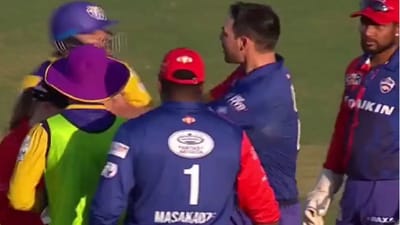 ક્રિકેટના LIVE મેચમાં જોવા મળી ઝપાઝપી,  જોન્સને પઠાણને માર્યો ધક્કો , જુઓ Video