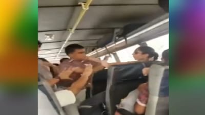 વિન્ડો સીટ માટે સ્કૂલ બસમાં છોકરા-છોકરી વચ્ચે થઈ છુટા હાથની મારામારી, જુઓ Viral Video
