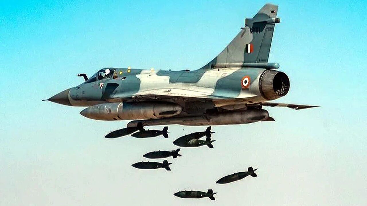 
મિરાજ 2000 ફાઇટર : ભારતીય વાયુસેના (IAF) એ બાલાકોટ સ્ટ્રાઈક માટે માત્ર મિરાજ 2000 ફાઇટર એરક્રાફ્ટનો ઉપયોગ કર્યો હતો. ભારતીય વાયુસેનાના 12 'મિરાજ 2000' એરક્રાફ્ટે જૈશ-એ-મોહમ્મદના ટાર્ગેટ પર 1000 કિલોથી વધુ વિસ્ફોટક છોડ્યા હતા. દેશના દુશ્મનોના છક્કા છોડાવવા માટે આ મિરાજ પણ હિટલિસ્ટમાં છે.
