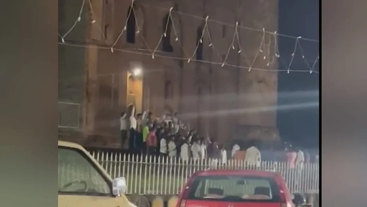 karnataka News: ઐતિહાસિક મદરેસામાં બળજબરીથી ઘુસ્યું ટોળું, જય શ્રી રામના નારા લગાવીને કરી પૂજા