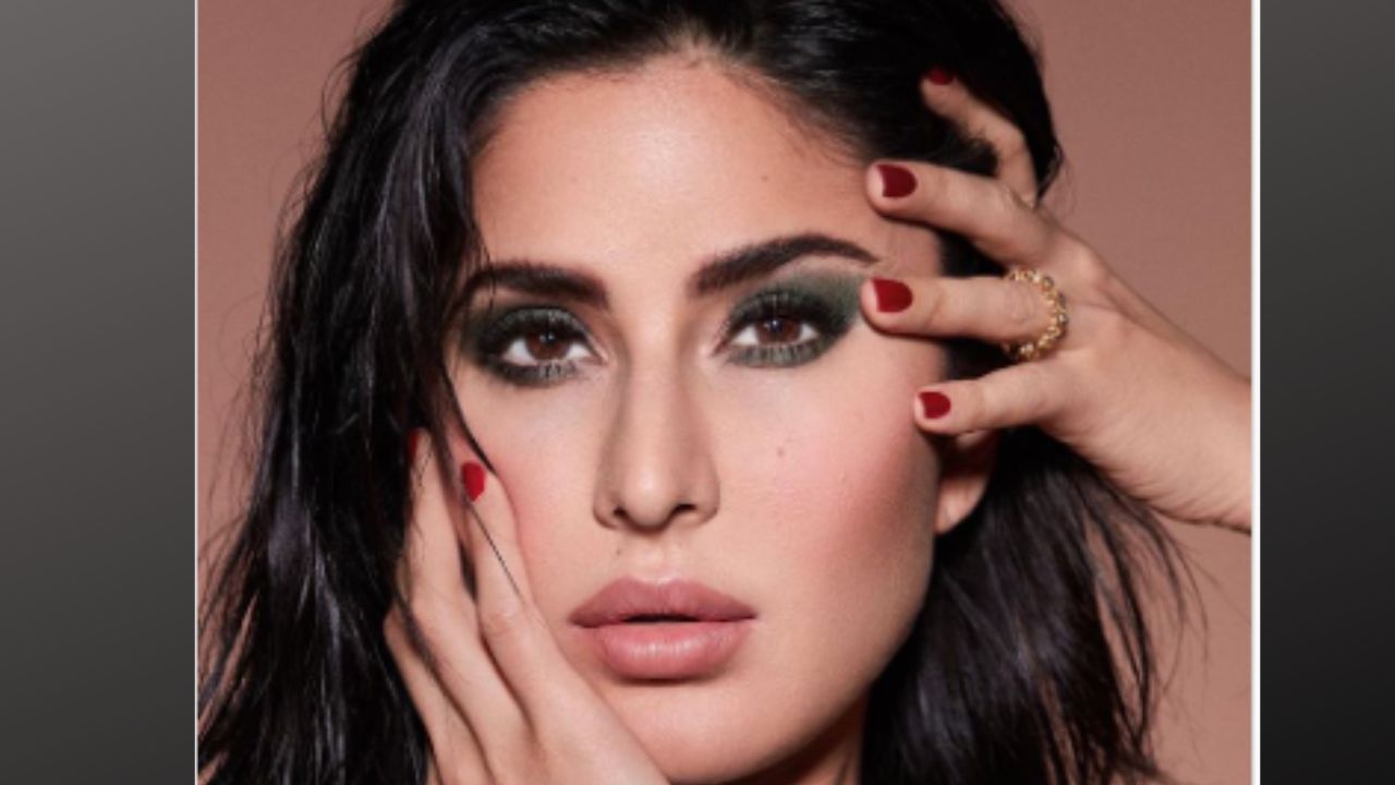 Green Eyeshadow – A monotone smoky look perfect for the festive season.  You can choose green shades instead of black to enhance the beauty of the eyes.  You can also recreate Katrina Kaif's eye look.  