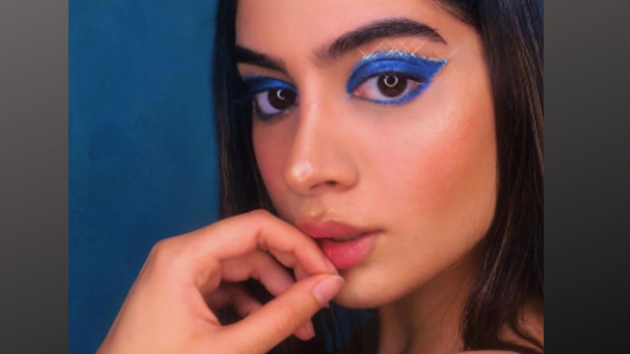 You can also try a blue smokey eye look.  This will enhance your beauty.  You can pair blue eyeliner and blue eyeshadow with a blue dress.  You can take inspiration from this look of Khushi Kapoor. 