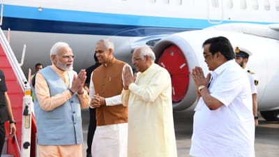 વડાપ્રધાન મોદી આજે ગુજરાતના 3 દિવસીય પ્રવાસે આવ્યા છે. અમદાવાદ એરપોર્ટ પર રાજ્યપાલ દેવવ્રત, મુખ્યમંત્રી ભૂપેન્દ્ર પટેલ અને સી આર પાટીલ પણ હાજર રહ્યા હતા. 3 દિવસીય પ્રવાસના પહેલા દિવસે તેઓ મહેસાણાના પ્રવાસે ગયા હતા.