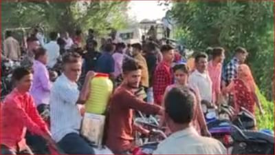 તેલની મચી લૂંટ : અમરેલીના હામાપર ગામ નજીક તેલ ભરેલુ કન્ટેનર પલટી જતા લોકોએ તેલ લેવા કરી પડાપડી તેલની મચી લૂંટ : અમરેલીના હામાપર ગામ નજીક તેલ ભરેલુ કન્ટેનર પલટી જતા લોકોએ તેલ લેવા કરી પડાપડી