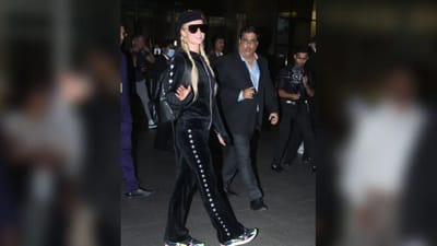 હોલીવુડની અભિનેત્રી પૈરિસ હિલ્ટન ભારત આવી છે. હાલમાં તે મુંબઈ એરપોર્ટ પર સ્પોર્ટ થઈ હતી.