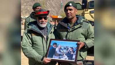 પીએમ મોદી (PM Modi) આજે કારગિલ પહોંચ્યા હતા. પહેલા સૈનિકોને મળ્યા અને ત્યારબાદ સંબોધન કર્યુ. પીએમ મેજર અમિતને મળ્યા. અમિતે તેમને જૂની તસવીર ભેટ આપી. વાસ્તવમાં, અમિત 2001માં બાલાચડીની એક સૈનિક સ્કૂલમાં ભણતો હતો, ત્યારે નરેન્દ્ર મોદી સાથે તેમની મુલાકાત થઈ હતી, આજે જ્યારે તેઓ ફરીથી પીએમને મળ્યા ત્યારે તેઓ ખૂબ જ ભાવુક થઈ ગયા હતા.