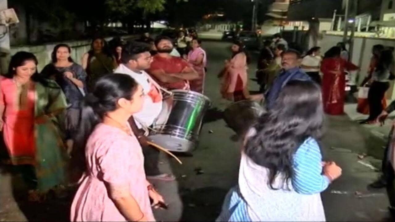 Rajkot: રંગીલા રાજકોટવાસીઓએ આતશબાજીની સાથે માણી ગરબાની મજા