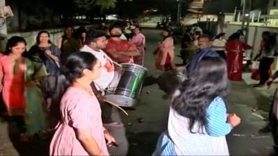 Rajkot: રંગીલા રાજકોટવાસીઓએ આતશબાજીની સાથે માણી ગરબાની મજા