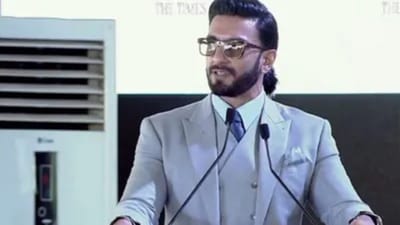 બોલિવૂડ અભિનેતા રણવીર સિંહ હાલમાં એક યુનિવર્સિટીના વાર્ષિક દીક્ષાંત સમારોહમાં જોવા મળ્યા હતા. વિદ્યાર્થીઓનો ઉત્સાહ વધારવાની સાથે તેમણે કરિયરમાં સફળતા મેળવવા માટેની ટિપ્સ શેયર કરી હતી.