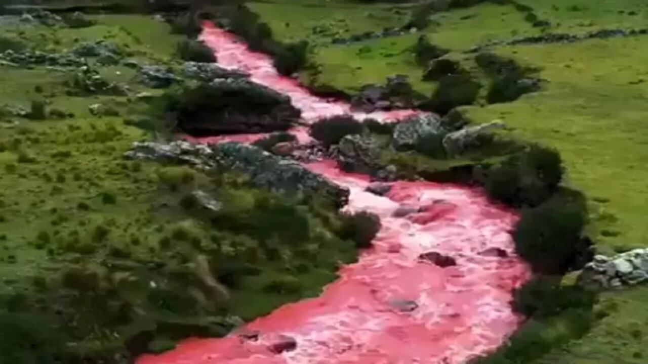 આ લાલ નદી દક્ષિણ અમેરિકાના મહાદ્વીપમાં સ્થિત પેરુ દેશમાં છે. આ નદી વિશ્વ વિખ્યાત છે. તેને જોવા વિશ્વભરથી લોકો અહીં આવે છે. 
