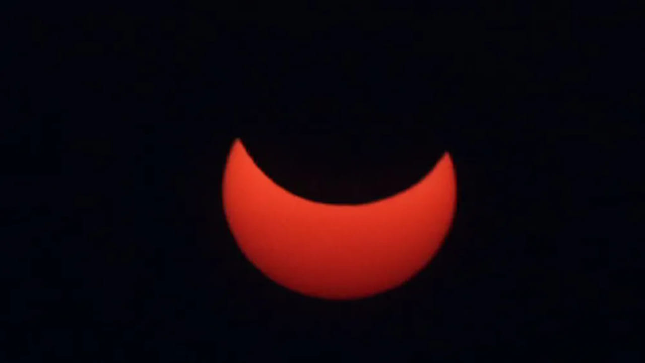 દક્ષિણ અને મધ્ય ભારતમાં સૂર્યગ્રહણ સાંજે 4:49 થી 5:42 સુધી ચાલ્યું હતું. (તસવીર- પીટીઆઈ)