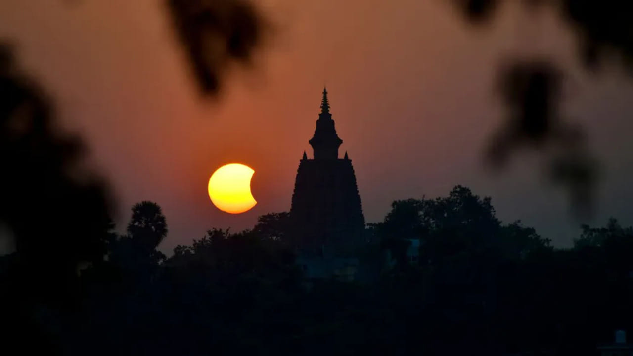 મંગળવારે દેશના ઘણા ભાગોમાં સૂર્યગ્રહણની અસર જોવા મળી હતી. સૂર્યગ્રહણ બાદ દેશના અનેક શહેરોમાં દિવસના પ્રકાશમાં અંધારું છવાઈ ગયું હતું. (તસવીર- પીટીઆઈ)