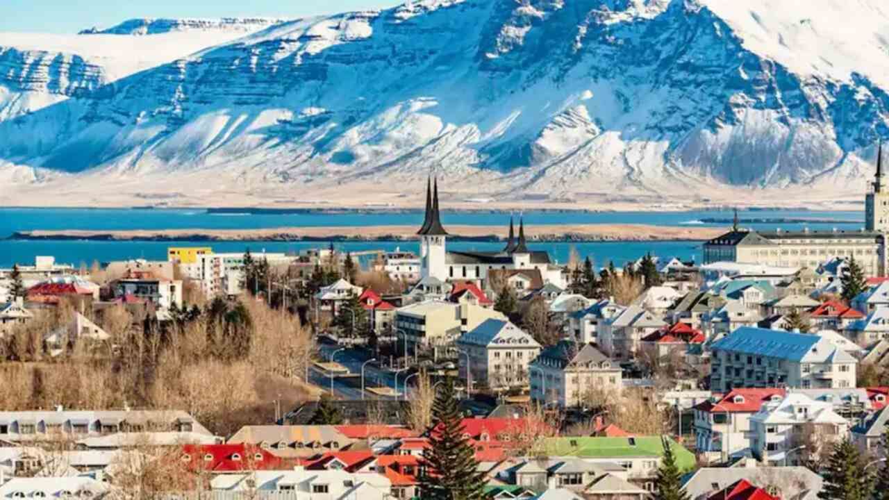 આ ધરતીની સુંદર જગ્યાઓમાંથી એક છે આઈસલેન્ડ દેશ. અહીં તમને સ્વર્ગ જેવો અનુભવ થશે. ત્યાં 1 ભારતીય રુપિયાની કિંમત 1.87 આઈસલેન્ડિક ક્રોન છે. 