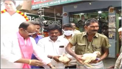 Telangana: નેતા નીકળ્યા સડક પર અને લોકોને મફતમાં વેચી રહ્યા છે દારૂ અને મરઘા, જુઓ ગજબનો Video