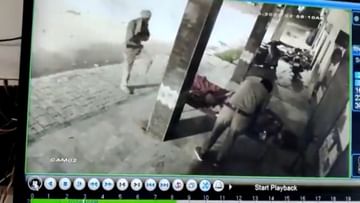 વાયરલ વીડિયો : પોલીસ બની ગયો ચોર, સૂતેલા વ્યક્તિનો મોબાઈલ ચોરીને થયો ફરાર