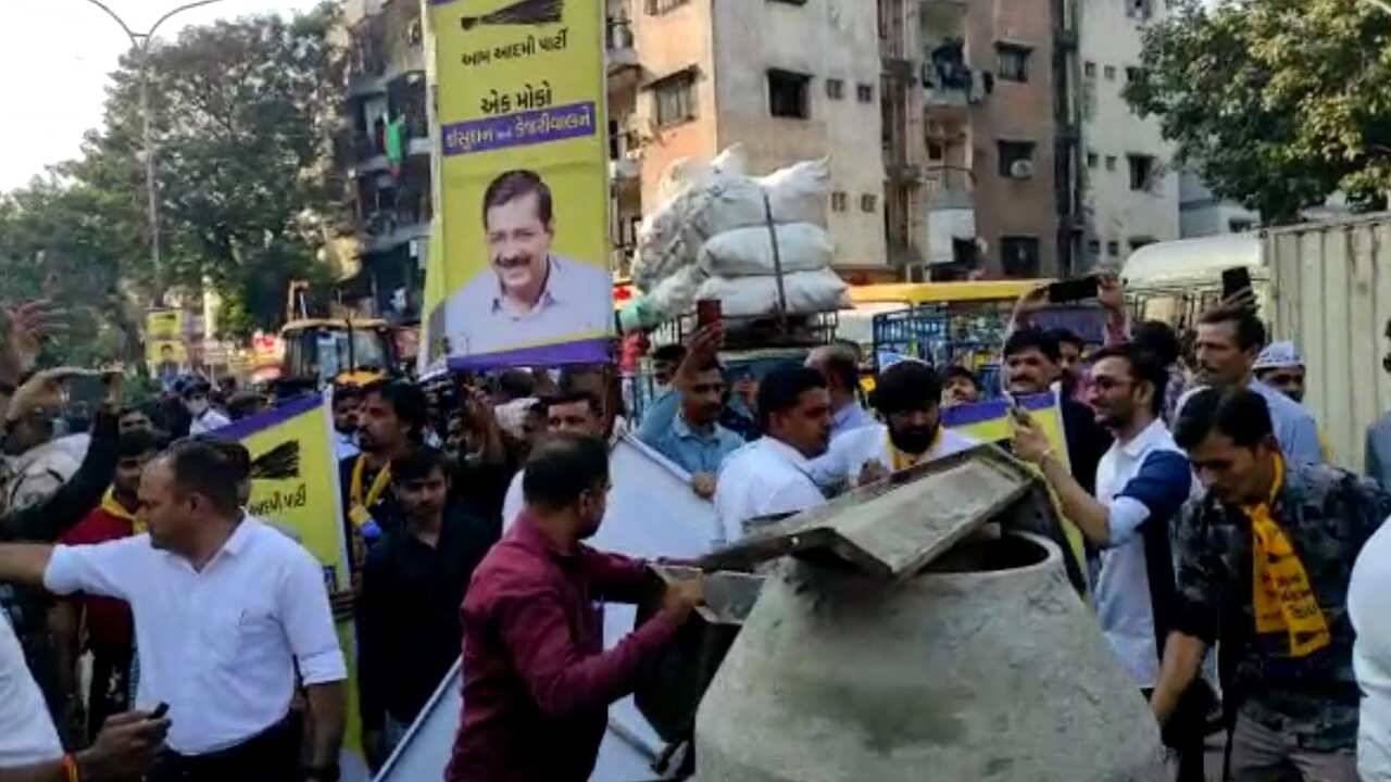 Gujarat Election 2022: AAPના કાર્યકર્તાઓની દાદાગીરી, તોડ્યા ડિવાઈડર, જાણો સમગ્ર વિગતો