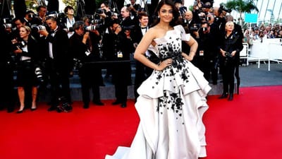 ઐશ્વર્યા રાય ફેશન અને સ્ટાઈલ માટે જાણીતી છે એશ્વર્યા રાય બચ્ચન. તેનો આ સફેદ ગ્રાઉનવાળો લુક તમે કરી શકો છો ફોલો. તેની ખૂબસૂરત સ્ટાઇલને એક્ટ્રેસે લાઇટ મેકઅપ સાથે લૂકને કમ્પ્લીટ કર્યો