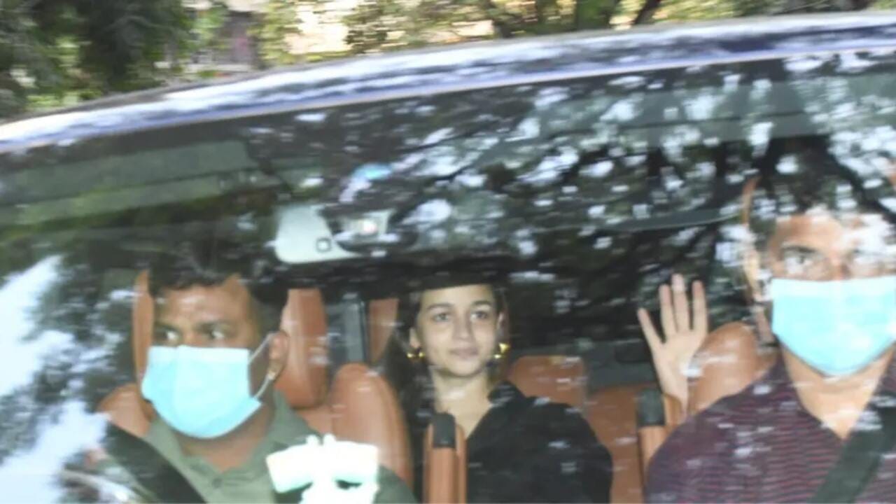 આલિયા ભટ્ટને હોસ્પિટલમાંથી રજા મળી ચૂકી છે તે ઘરે પરત ફરી છે. દરેક લોકો આલિયા-રણબીરના માતા-પિતા બન્યા પછી સૌ કોઈ તેને શુભકામના પાઠવી રહ્યા છે.