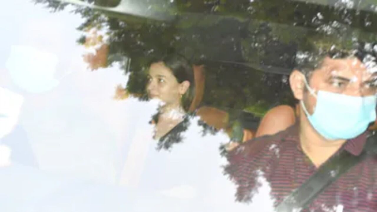 આલિયા અને રણબીરના ફોટો સોશિયલ મીડિયા પર વાયરલ થઈ રહ્યા છે પરંતુ સૌ કોઈની નજર આલિયાના માતા બન્યા બાદ તેના પ્રથમ ફોટો પર છે.