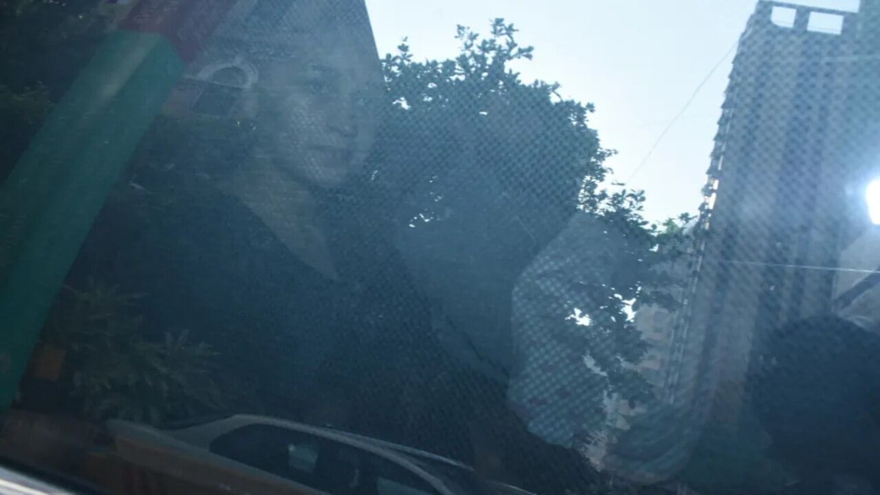 અભિનેત્રીએ બ્લૈક કલરના કપડા પહેરી કારમાં બેસેલી જોવા મળી રહી છે આલિયા પોતાની પુત્રીની સાથે ઘર પહોંચી છે માતા બન્યા બાદ આલિયાએ એક પોસ્ટ પણ શેર કરી હતી.