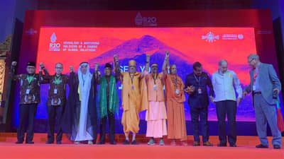 ઇન્ડોનેશિયામાં R20 ફોરમમાં સનાતન ધર્મનું પ્રતિનિધિત્વ કરતા BAPS ના મહામહોપાધ્યાય ભદ્રેશદાસ સ્વામી, રામ જન્મભૂમિ ટ્રસ્ટના કોષાધ્યક્ષ સ્વામી ગોવિંદ દેવ ગીરી મહારાજ