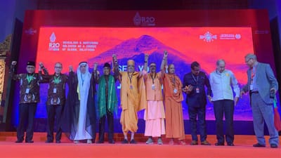 ઇન્ડોનેશિયામાં R20 ફોરમમાં સનાતન ધર્મનું પ્રતિનિધિત્વ કરતા BAPS ના  મહામહોપાધ્યાય ભદ્રેશદાસ સ્વામી, રામ જન્મભૂમિ ટ્રસ્ટના કોષાધ્યક્ષ સ્વામી ગોવિંદ દેવ ગીરી મહારાજ