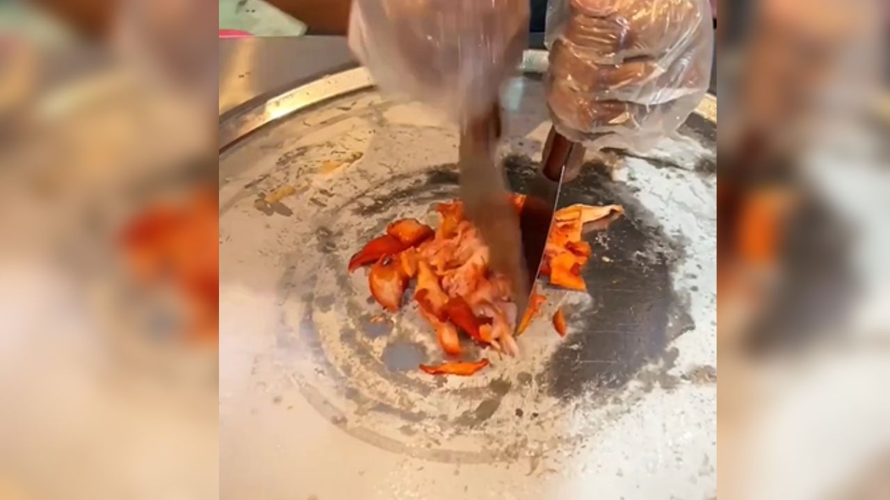 Weird Food : આઈસ્ક્રીમમાં ચિકન નાખીને તૈયાર કર્યો રોલ, વીડિયો જોઈને લોકોએ કહ્યું- માનવતા ખતમ થઈ ગઈ