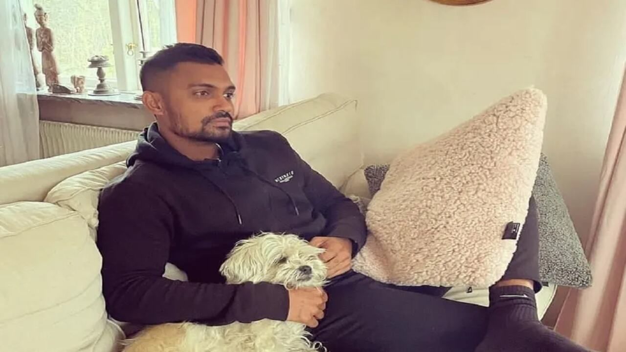 ધનુષ્કા ગુણાતિલકા પહેલાથી જ વિવાદોમાં રહ્યો છે. આ ખેલાડી વર્ષ 2018માં 6 મેચ માટે સસ્પેન્ડ કરવામાં આવ્યો હતો. તે સમયે ધનુષ્કાનો મિત્ર નોર્વોની એક મહિલા સાથે દુષ્કર્મના આરોપમાં ફસાયો હતો હવે ધનુષ્કા ચાલી રહેલા વિવાદોથી તેને શ્રીલંકાની ટીમમાંથી સસ્પેન્ડ કરવામાં આવ્યો છે.