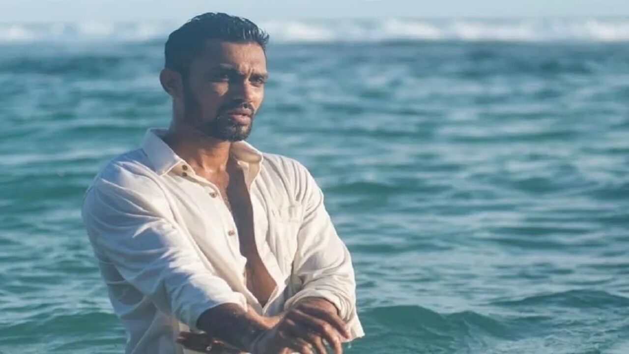 ધનુષ્કા ગુણાતિલકાને સિડનીની અદાલતમાં વીડિયો કોન્ફરન્સમાં રજુ કરવામાં આવ્યો હતો. આ દરમિયાન તેના હાથમાં હથકડી જોવા મળી હતી. હવે એવા સમાચાર સામે આવી રહ્યા છે કે, ગુણાતિલકને કોર્ટમાંથી જામીન આપવાની ના પાડવામાં આવી છે અને તે જેલમાં જ રહેશે (PC-Dhanushka Gunathilaka Instagram)