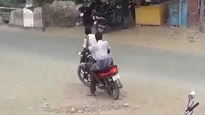 એન્ડ ટાઈમે લૂંગીએ આપ્યો દગો ! નશામાં ધૂત શખ્સની હરકતો જોઈ રોકી નહીં શકો હસવું