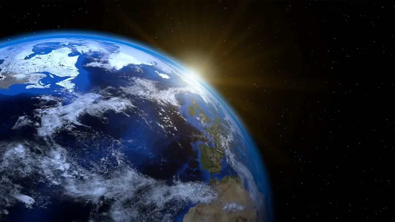 પ્રશ્ન 3: આપણું વાતાવરણ પૃથ્વી સાથે કેવી રીતે જોડાયેલું છે? જવાબ: આપણું વાતાવરણ એ વાયુઓનું મિશ્રણ છે જે પૃથ્વીને ઘેરી લે છે. તે પૃથ્વીના ગુરુત્વાકર્ષણના ખેંચાણ દ્વારા જાળવવામાં આવે છે. (NASA)