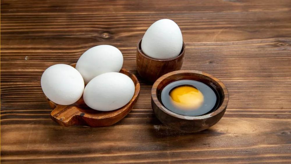 अंडे की सफेदी: अंडे की सफेदी में कई ऐसे गुण होते हैं जो सेहत के साथ-साथ त्वचा के लिए भी फायदेमंद होते हैं।  कैल्शियम, मैग्नीशियम, फोलेट जैसे तत्व रोमछिद्रों को सिकोड़ने में मदद करते हैं।  हफ्ते में एक बार अंडे की सफेदी के घरेलू नुस्खे आजमाएं।