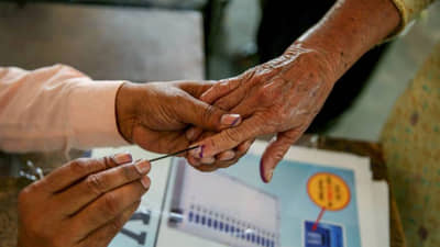 Gujarat Election 2022: તમારા ઘરમાં 80 વર્ષથી ઉપરના વૃદ્ધ મતદાર છે ? તો જાણી લો 12Dનું ફોર્મ ભરવા સહિતની અગત્યની માહિતી