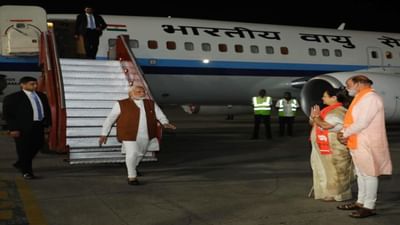 વડાપ્રધાન મોદી ગુજરાત વિધાનસભા ચૂંટણીના પ્રચાર માટે આજે સુરત પહોંચ્યા હતા. એરપોર્ટ પર સાંજે 7 વાગ્યે વડાપ્રધાનનું પ્લેન લેન્ડ થયુ હતુ, તેમના સ્વાગત માટે ભાજપના નેતાઓ હાજર રહ્યા હતા.