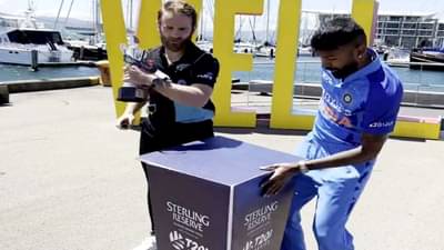 હવા કરતા ઝડપી નીકળ્યો કેન વિલિયમસન, આંખના પલકારામાં નીચે પડતા બચાવી ટ્રોફી