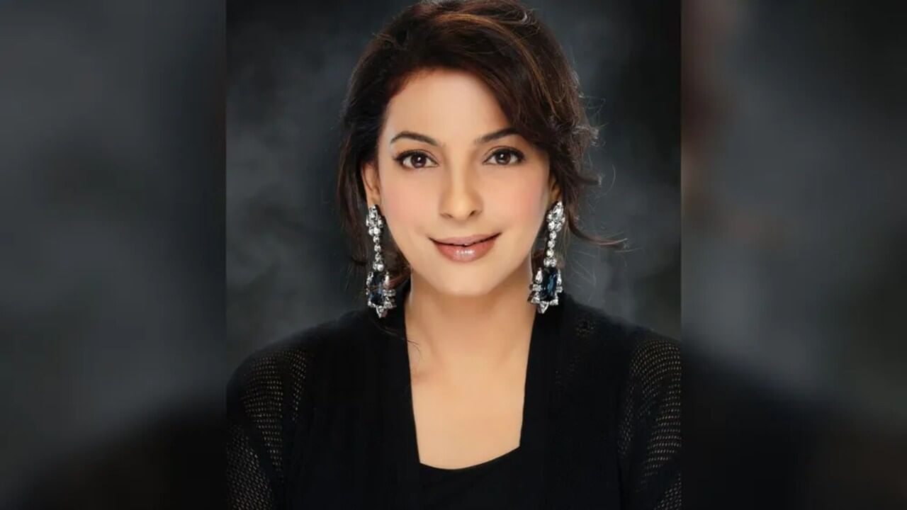 જુહી ચાવલા આજે 13મી નવેમ્બરે પોતાનો 54મો જન્મદિવસ ઉજવી રહી છે. 1986માં અભિનેત્રીને તેની પ્રથમ ફિલ્મની ઓફર કરવામાં આવી હતી. જુહીએ 'સુલ્તનત'થી ફિલ્મોમાં ડેબ્યુ કર્યું હતું.