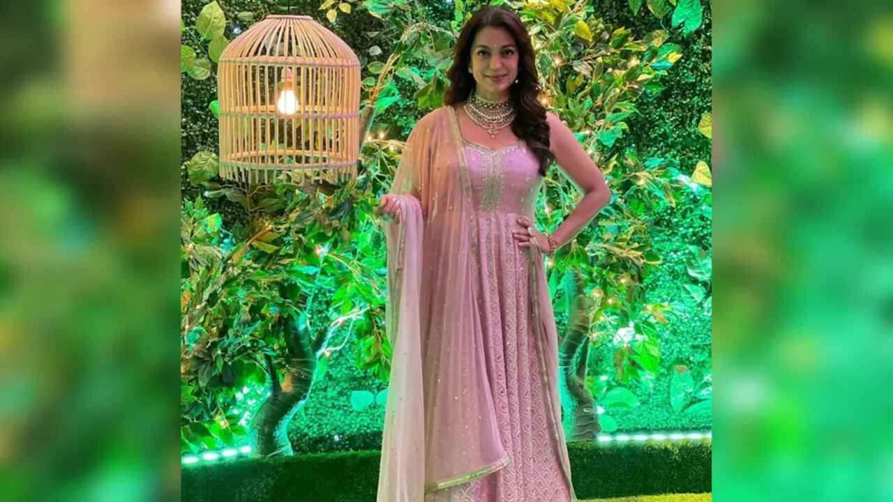 
જુહીએ પોતાનાથી 7 વર્ષ મોટા જય મહેતા સાથે ચોરી-છુપીથી લગ્ન કર્યા હતા. જ્યારે અભિનેત્રીના લગ્નનો મામલો બધાની સામે આવ્યો ત્યારે તેને ઘણા લોકોની નારાજગીનો સામનો કરવો પડ્યો હતો.
