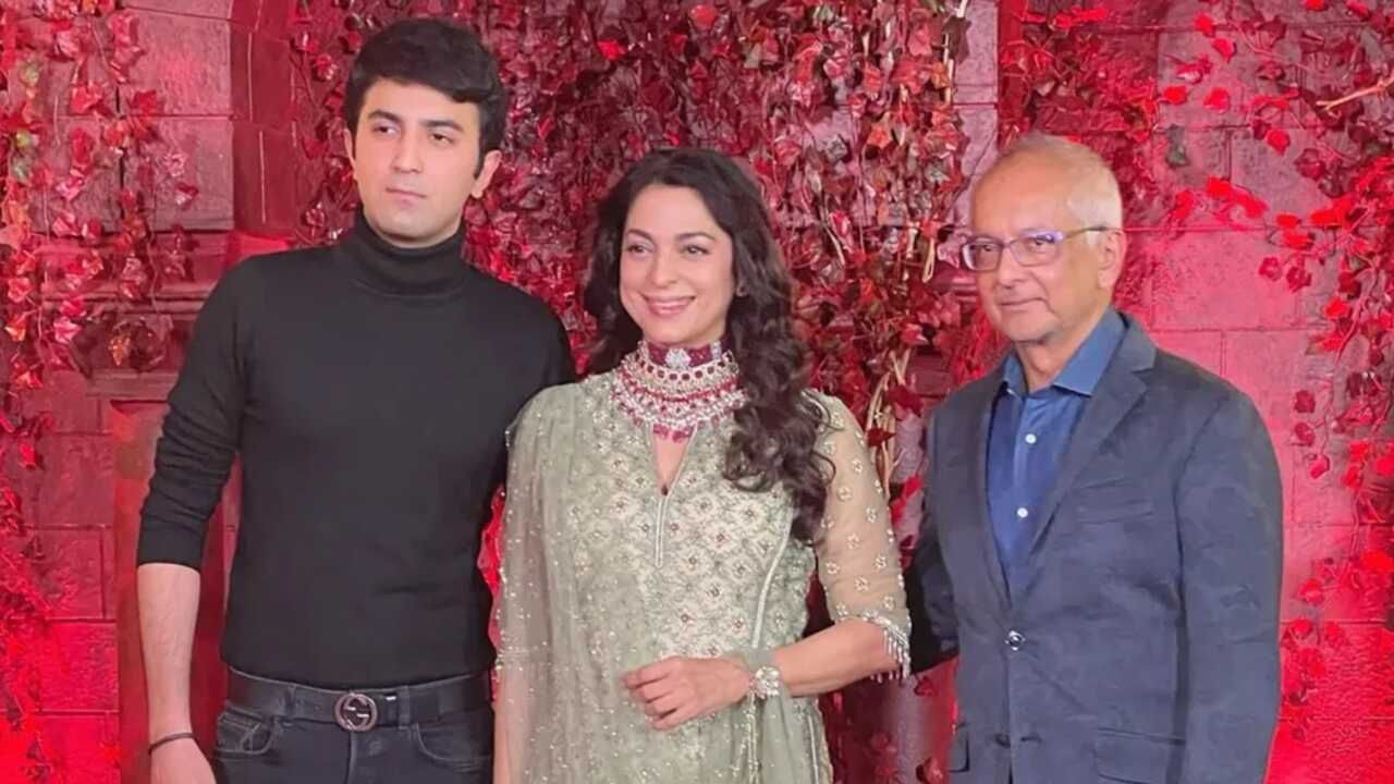 જુહી ચાવલા સાથે લાંબા સમય સુધી ટોણાનો સિલસિલો ચાલ્યો. લોકોએ કહ્યું કે, તેણે પૈસા માટે એક વૃદ્ધ સાથે લગ્ન કર્યા.
