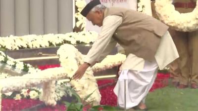 મહારાષ્ટ્રના રાજ્યપાલ કોશ્યારી ફરી વિવાદમાં, ચપ્પલ પહેરી આપી શહીદોને શ્રદ્ધાંજલિ