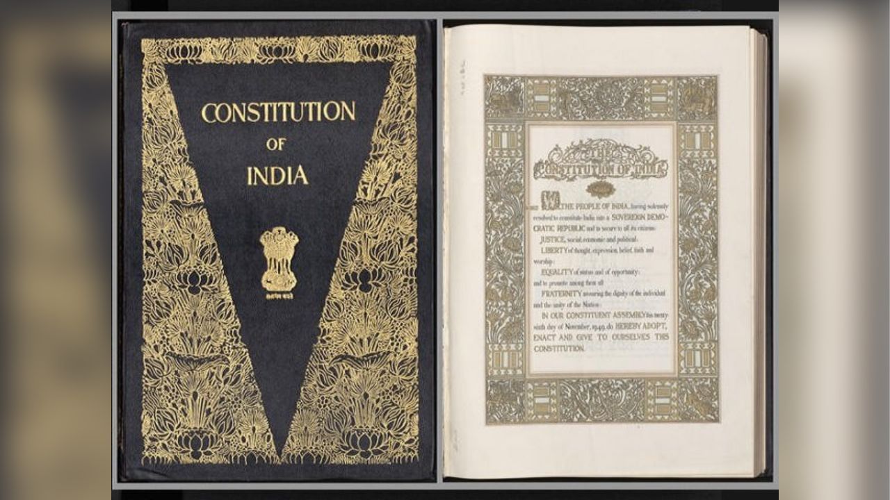 Constitution Day હાથ વડે લખાયેલું છે આપણું બંધારણ, આટલા સમયમાં થયું