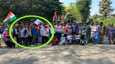 Gujarat Election 2022: હોમ ગાર્ડના જવાનોએ કોંગ્રેસનો ખેસ પહેરતા સસ્પેન્ડ કરવામાં આવ્યા Gujarat Election 2022: હોમ ગાર્ડના જવાનોએ કોંગ્રેસનો ખેસ પહેરતા સસ્પેન્ડ કરવામાં આવ્યા